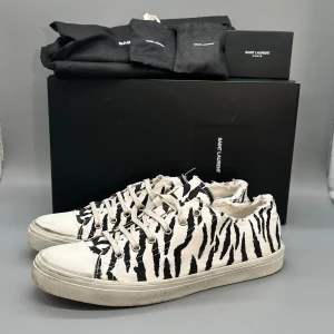 Saint Laurent Sneakers - - Skick 8/10  - Tillbehör: Box, Dustbags & Laces  - Nypris: 6000 SEK  - Storlek: 43