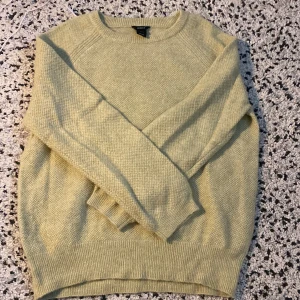 Stickad tröja - En oversized stickad tröja som är ljusgul. Är i mycket bra skick och har knappt varit använd