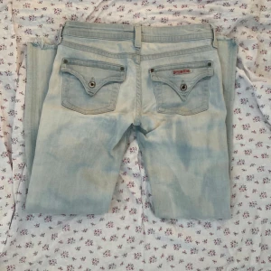 Lågmidjade jeans - Så snygga lågmidjade jeans med coola bakfickor från märket Hudson! De är i väldigt bra skick och har inga defekter, de är straight leg/lite bootcut. Hittar ingen storlek på dem men skulle säga att de är en xs💓💓