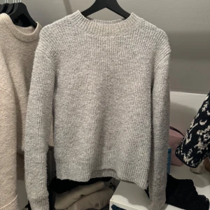 Grå stickad tröja - Säljer en grå stickad tröja. I storlek xs. Använd fåtal gånger så fint skick