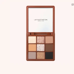 Söker !!! Ögonskuggspalett Sultry från Anastasia Beverly Hills - Denna ögonskuggspalett från Anastasia Beverly Hills innehåller 12 nyanser i både matta och skimrande toner. Perfekt för att skapa både naturliga och dramatiska looks. Paletten har en mix av neutrala och djärva färger som beige, brunt och svart.