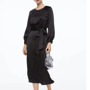 Svart långklänning med knytband - Jätte fin svart H&M klänning säljer den för 250 i storlek S används endast en gång det är bara att skriva till mig om du är intresserad eller vill ha flera bilder ❤️