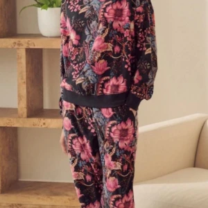 Svart/Rosa Blommig Pyjamas - Mysig långärmad pyjamas med ett vackert blommigt mönster i svart och rosa. Setet har en bekväm passform med ribbade muddar och knytband i midjan för extra komfort. Helt oanvänd med lappar på
