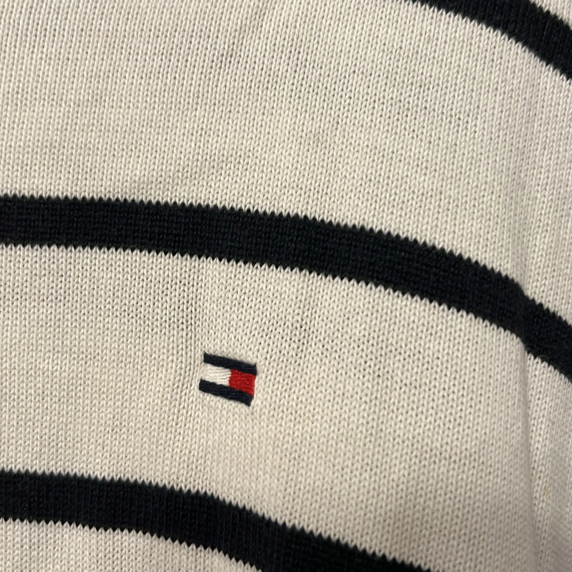 Vit och svart randig tröja från Tommy Hilfiger - 90