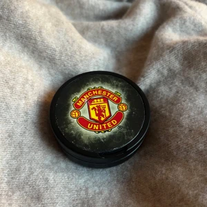 Svart förvarings dosa med valfri design  - Manchester United dosan✨Perfekt för att förvara småsaker och som en dekorativ detalj.