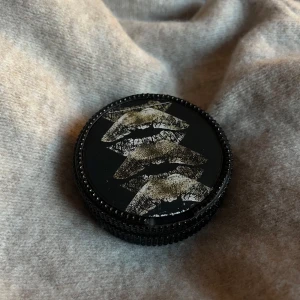 Svart förvaringsdosa med valfri design  - Puss mun dosan✨Perfekt för att förvara småsaker eller som en dekorativ detalj. 