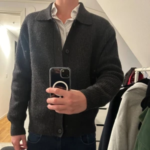 Stickad cardigan - Säljer en stickad cardigan från Massimo Dutti, helt ny, använd 2 gånger. Nypris är 1300. Riktigt skönt material och passar perfekt till kommande månader. Passar perfekt med skjorta under till lite trevligare tillställningar!!🤩💯