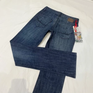 Lågmidjade bootcut jeans🤩 - Kan INTE ta bild med dem på då jag inte kommer i dem❤️ midja: 36 cm rakt över, gren 17 cm och innerben 85 cm. Märkta som W26/W34 men mer W24 alltså XXS. Nya med lappen kvar!!!