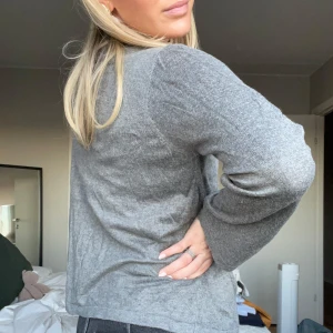 Grå stickad tröja - Säljer en grå stickad tröja med lite bredare ärmar 💌