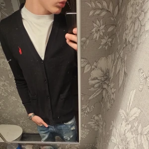 Svart kofta från Ralph Lauren - Säljer en svart cardigan strolek S/M herr från Ralph Lauren med röd logga koftan är använd fåtal gånger. Kan byta skriv gärna om frågor 