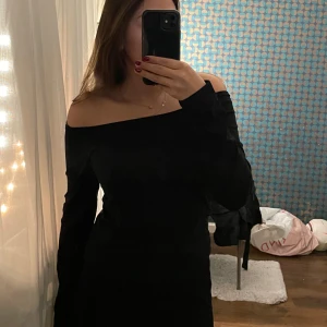 Svart offshoulder tröja  - Liten i storleken. Som s/m 