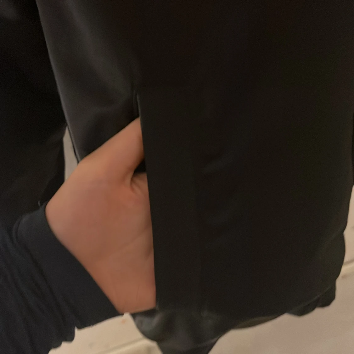 Svart pälsjacka med dragkedja - 93