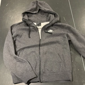 Grå Nike hoodie - Säljer denna feta Nike hoodien. Skick är 10/10 använd fåtal gången. Har ni funderingar är det bara att fråga.