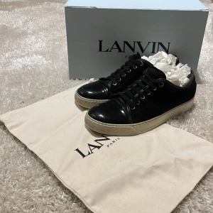 Lanvin skor  - Säljer nu mina riktigt feta svarta lanvin skor otroligt billigt, de är i bra skick men lite sletna i innerslulan. Men utanpå är de 9/10 skick. De är köpta från careOfcarl och kvitto digitalt är kvar! Bara att skriva om man vill ha d, mvh 101 store.