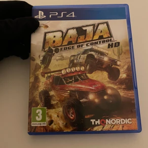 Baja: Edge of Control HD - PS4-spelet 'Baja: Edge of Control HD' erbjuder spännande off-road racing med realistisk terräng och fordon. Perfekt för racingentusiaster som vill uppleva adrenalinfyllda tävlingar i ökenmiljöer. Spelet är lämpligt för åldrar 3 och uppåt.
