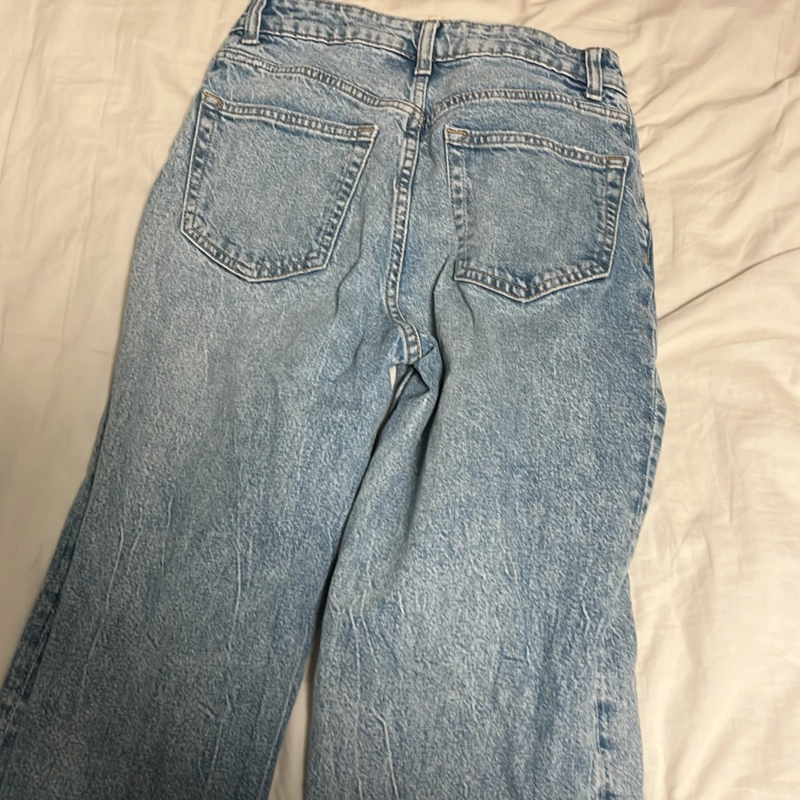 Blå jeans med knappar - 91