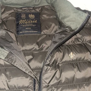 Grön dunjacka Morris - Mörkgrön dunjacka från Morris med dragkedja. Använt max 5 gånger nu i höst och inga skador alls. Storlek M. Köpt ny för ca 2500. Pm för fler bilder! 