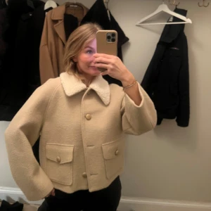 Beige jacka med teddykrage från ba&sh - .  Superfin beige shearling kappa från franska ba&sh Som ny Perfekt vinter höst jacka Fransk 1 - passar mig som har S Finns på Östermalm eller skickad  Först till kvarn   Samma stil som sandro maje claudie pierlot