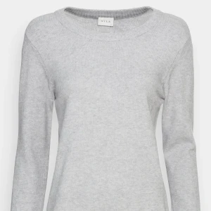 Grå stickad tröja från Vila - Säljer min grå stickade tröja ifrån vila då den inte kommer till användning längre, den är i fint skick men endå använd ett par gånger🩷