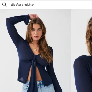 Mörkblå knytblus från NA-KD - Snygg mörkblå blus från NA-KD med knytning framtill. Blusen har långa ärmar och en djup v-ringning, perfekt för en stilren look. Passar bra till både jeans och kjol.