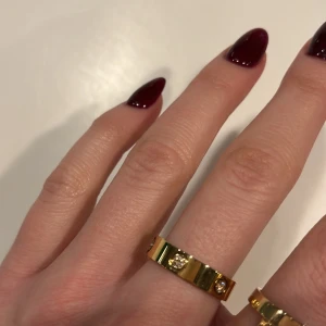 Ring med stenar, Raglady - Ring med glittrande stenar. Köpt på Raglady, Göteborg. Använd en gång. Tyvärr lite stor. Storlek 8 , (tror det är jämförbart med storlek 18 eller 56) 