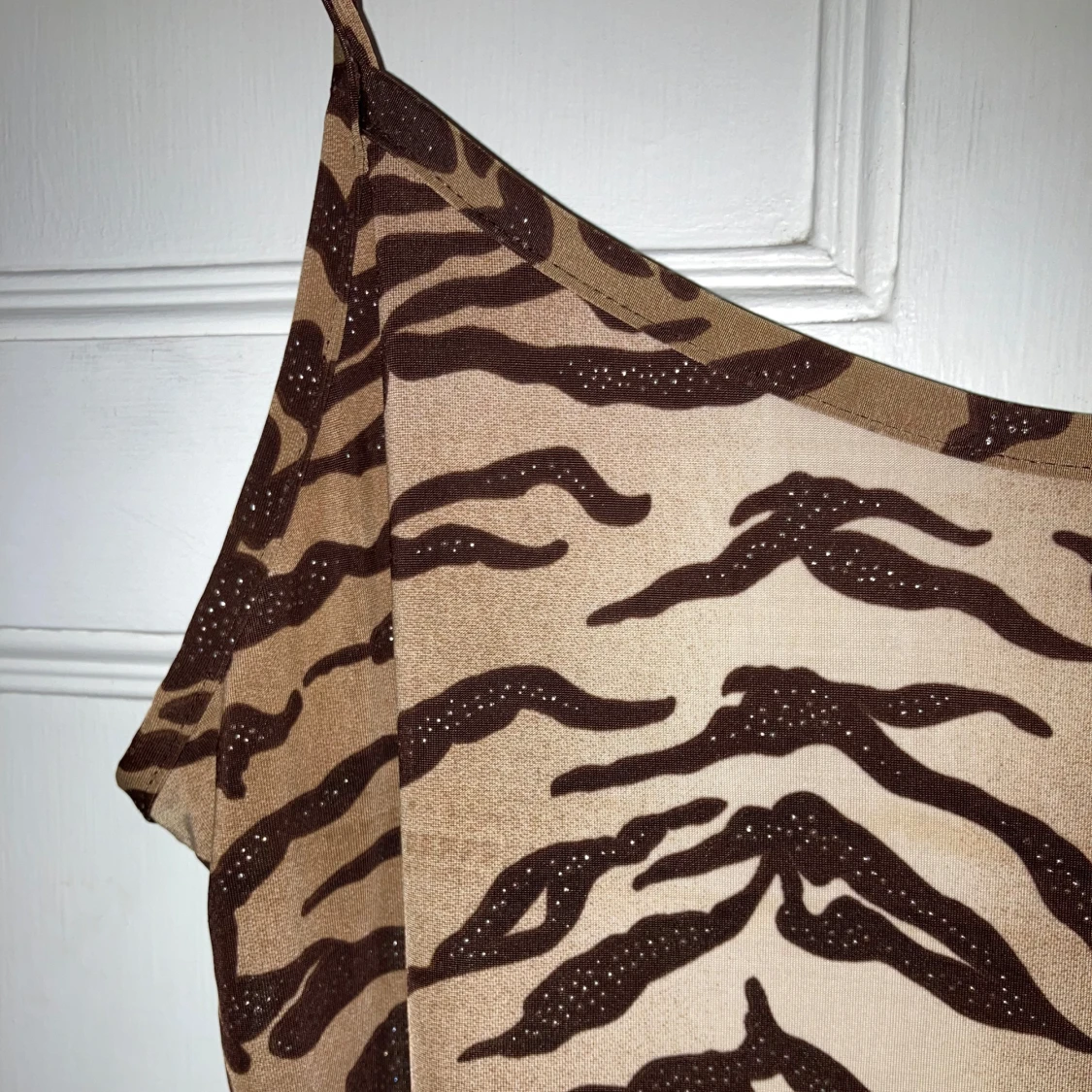 Tigermönstrad klänning med smala axelband - 90