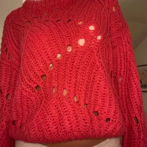 Rosa stickad tröja - ROSA stickad tröja med ett hålmönster. Tröjan är knappt använd!💕 