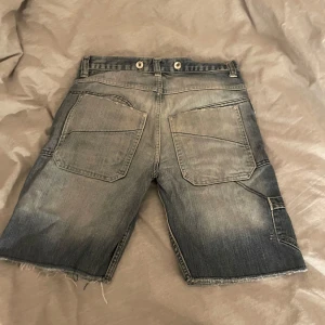 jorts - ett par skitsnygga ljusblåa jeans i storlek 30/34 då de ger en baggy effekt! kan inte se vart de är ifrån men dem är köpta secondhand! nästan alldrig använda.