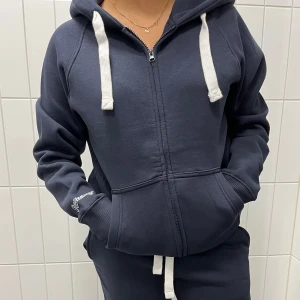 Russemerch marinblå hoodzip - Säljer en helt ny mörkblå hoodie från Russemerch. Perfekt för en avslappnad stil.