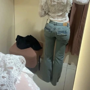 y2k low bootcut jeans från Gina Tricot  - Säljer ett par ljusblå jeans från Gina Tricot, som är slutsålda på hemsidan. Inga defekter. Säljer då dom är för långa för mig. Nypris 499kr