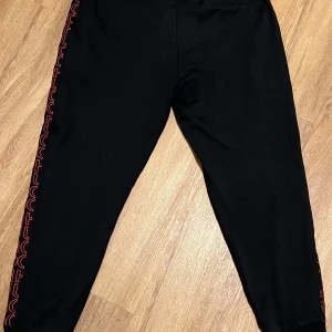 Hugo boss byxor - Röda detaljer på sidorna, tror det är storlek XL men dom har krypmt i tvätten så det är L annars jötte bra skick inga konstigheter 