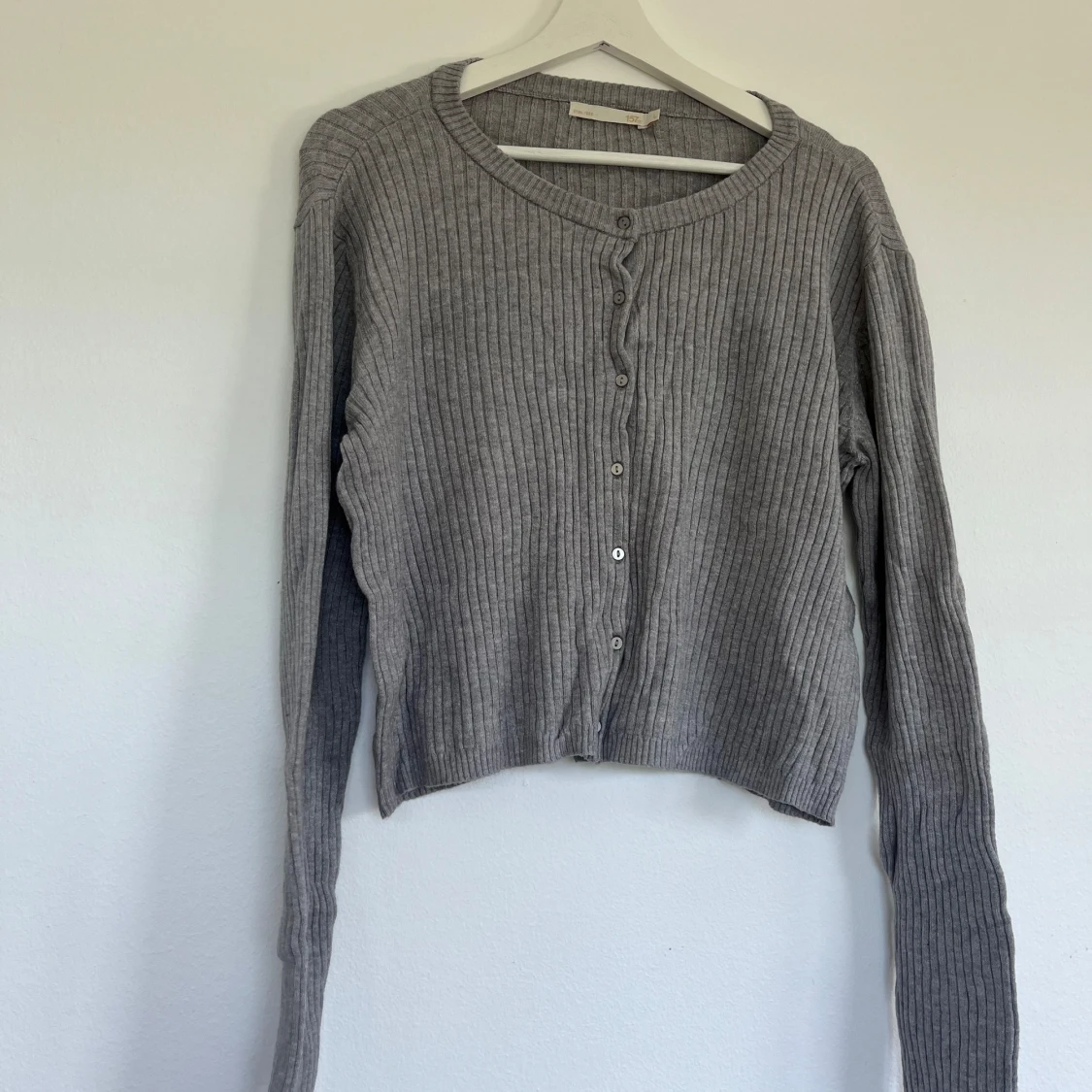 Grå ribbad kofta från Uniqlo