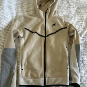 Tja! Jag säljer min nike tech fleece i storlek xs. Köpt på en nike butik i täby för 1100. Mitt pris 399. Har även byxorna uppe på en annan annons. 499 för båda.