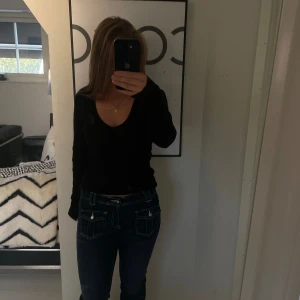 fin svart stickad tröja!❣️ - Jättefin och skön den är i storlek L men det är jag som har på mig den på bilden och jag har S, jag tycker den funkar som S,M och L❣️❣️
