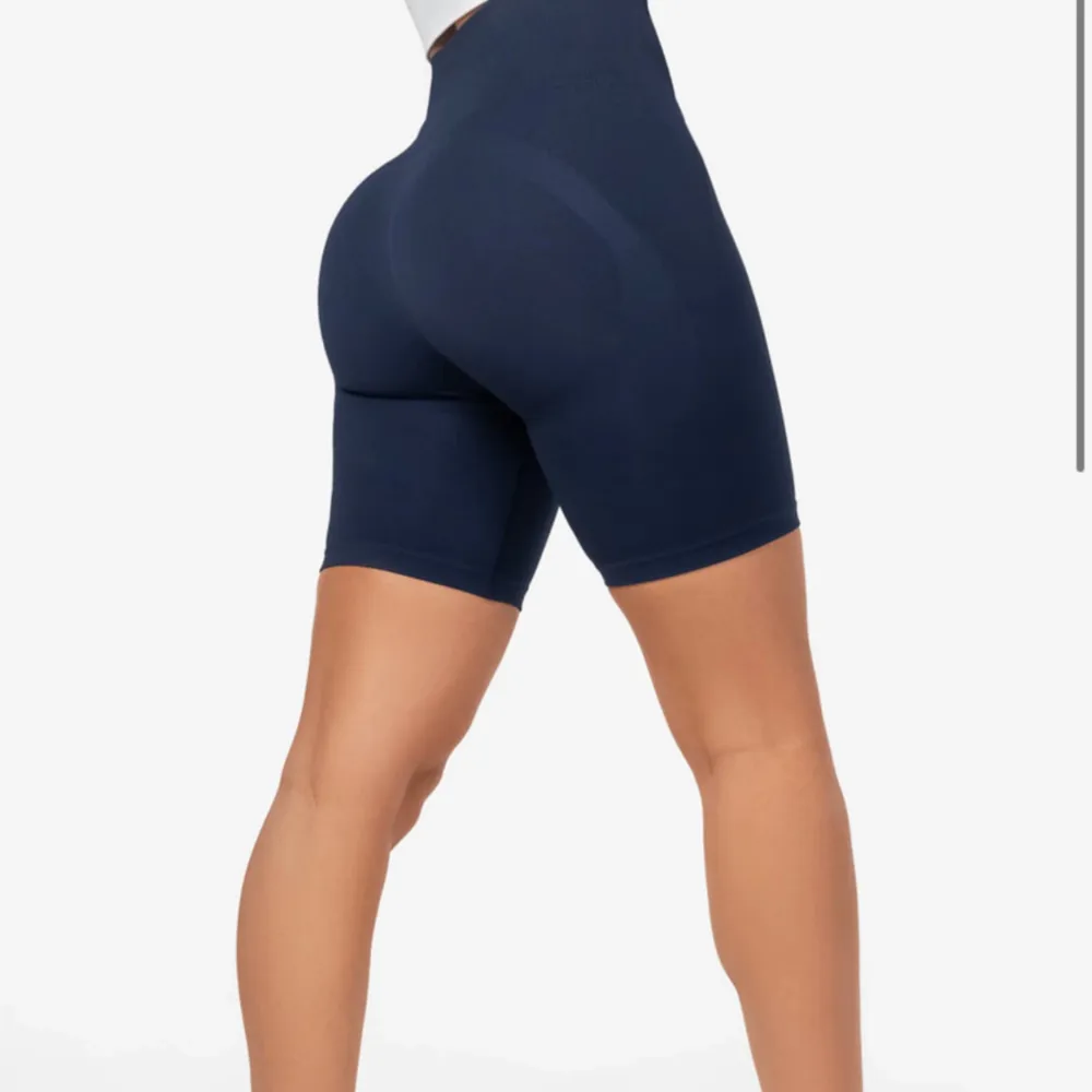 Oanvända gymshorts från Famme i st xs i färg navy blue som jag inte tror säljs längre, modellen på bilden har st xs. Shorts.