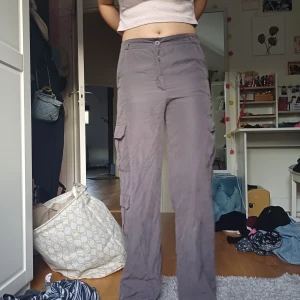 Grå cargopants - Säljer ett par skitsnygga grå cargopants. Inga defekter! Skriv vid frågor😊🩶