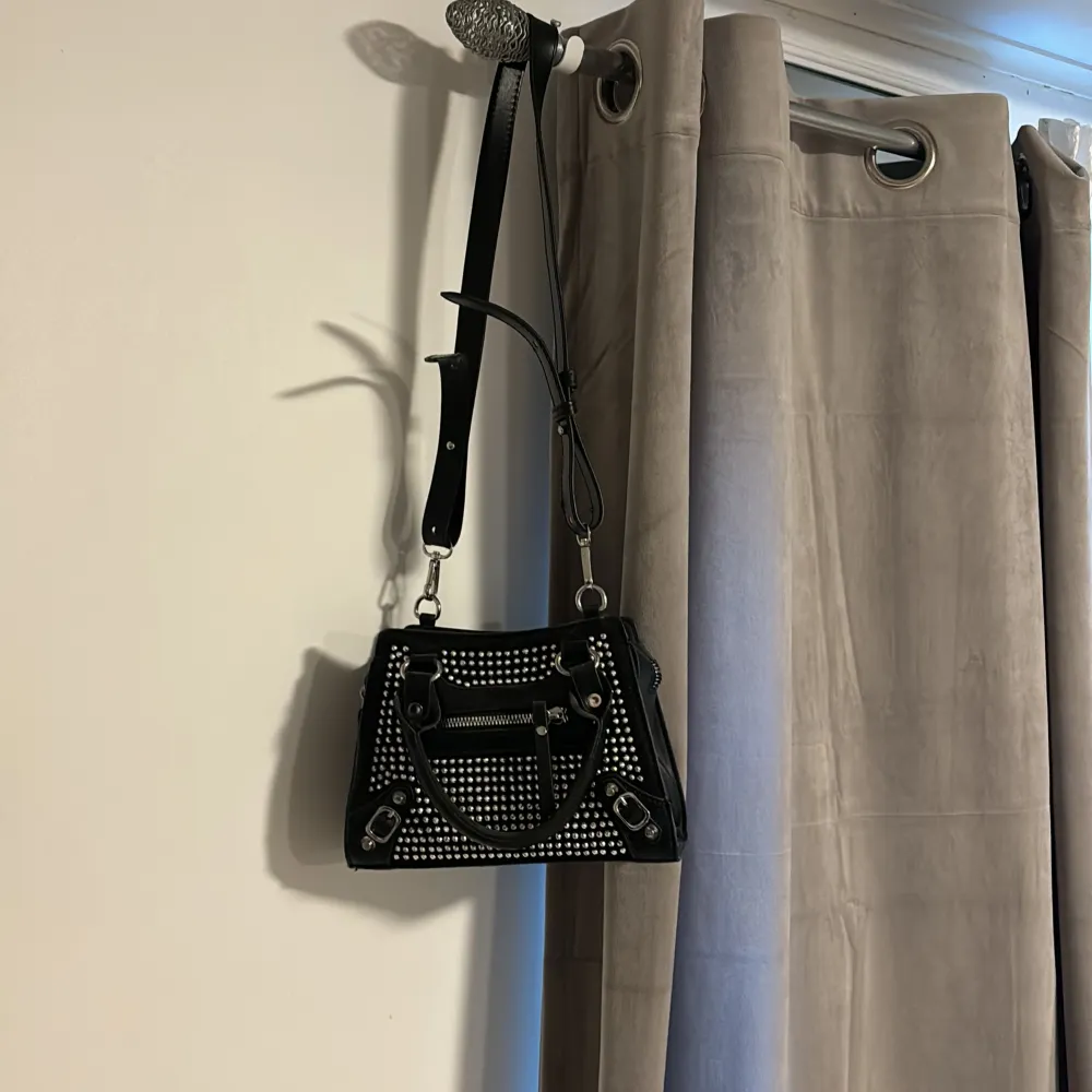 Säljer en fin strsss väska! Aldrig använd🥰 hör gärna av er vid fler bilder eller funderingar🥰. Laukut & Käsilaukut.