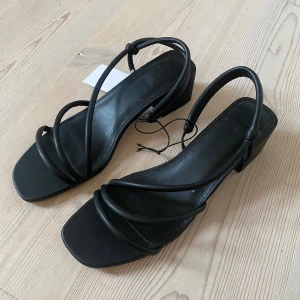 Svarta klackar  - Oanvända klackar från hm