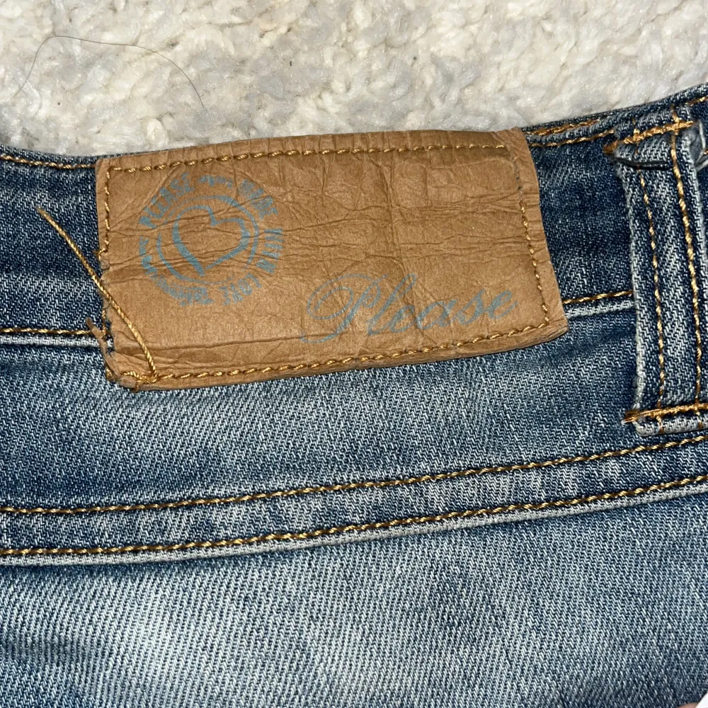 En jätte snygg jeanskjol från ”PLEASE” med en jättesnygg detalj på fickan köpte secondhand så vet inte om den var klippt från början💘. Kjolar.