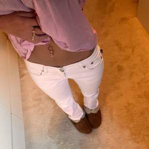 Säljer mina skit snygga low waist Viktoria Beckham jeans som är i jätte fint skick. Jag säljer dom för att jag har tröttnat lite på dom 💖Jag är 166 och dom sitter bra i längden. skriv om du har några funderingar 💖