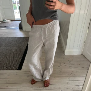 Esprit Lågmidjade Linnebyxor - De PERFEKTA eftertraktade linnebyxorna från Esprit i storlek 38, sitter som en S/M. Helt slutsålda!!! Mycket fint skick 🌺🧡🙌