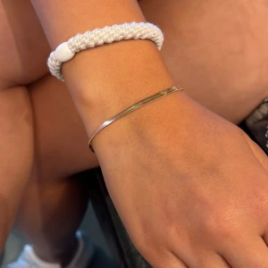 Guld armband  - Jag säljer detta fejk guld  armband jag vet inte vart det kommer ifrån då jag har fått det av min mamma men har använt det få gånger det ingår en guld kedja man kan förlänga armbandet med 
