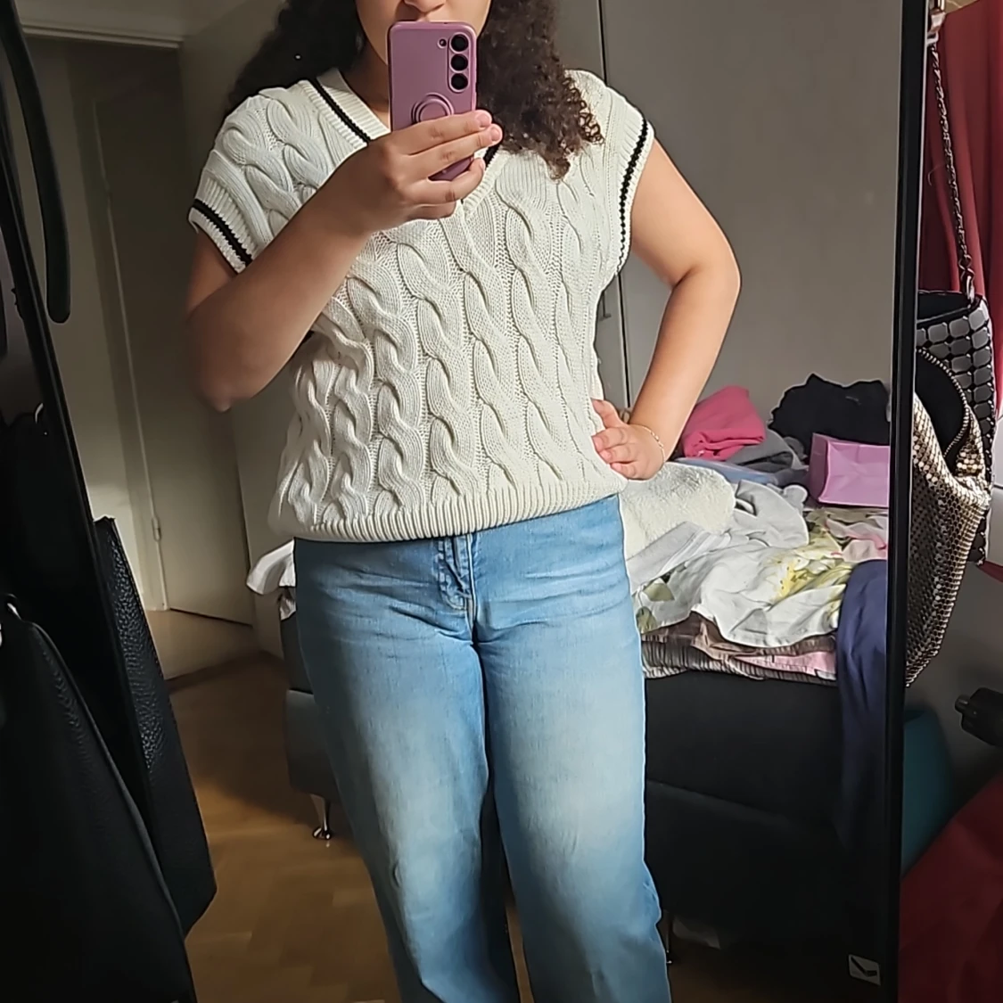 En jättefin väst från ginatricot. Passar bra med jeans eller kostymbyxor. Säljer pga ej används - 90