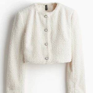 Kort jacka  - Säljer denna jättefina jackan eftersom den ej kommer till någon användning och har aldrig använts heller 💕