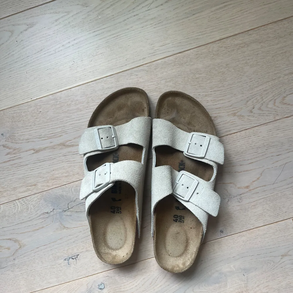 Säljer mina Birkenstock i en off white färg. Endast använda två gånger och därav i superbra skick. Strl 40 och använd gärna köp nu funktionen. Skor.