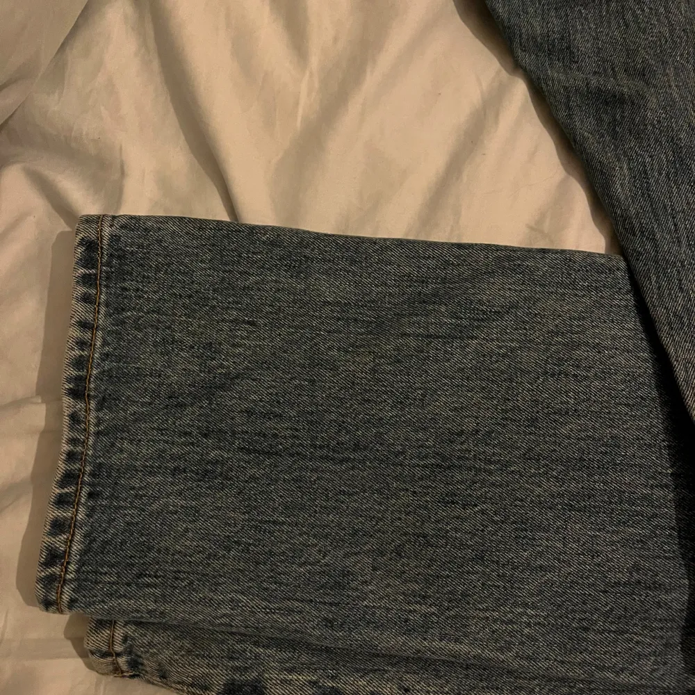 Säljer dessa snygga Levis jeans, de har en rak fit, med en medelhög midja och en snygg vintage tvätt. Skulle säga att de passar någon som är ca 165-170 cm lång💕💕. Jeans & Byxor.