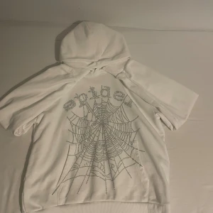 Sp5der OG Rhinestone hoodie vit - Hej, säljer nu denna vita og spider hoodien.  Nästintill all stenar är kvar och den är i inprincip nyskick. Använde den ett par gånger i vintras.  Är i storlek S men lite stor i storleken så passar nog M också.  Bara att höra av sig vid frågor!  Mvh,