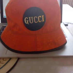 Gucci bucket hat  - Knappt använd, fortfarande nyskick. Nypris 590$