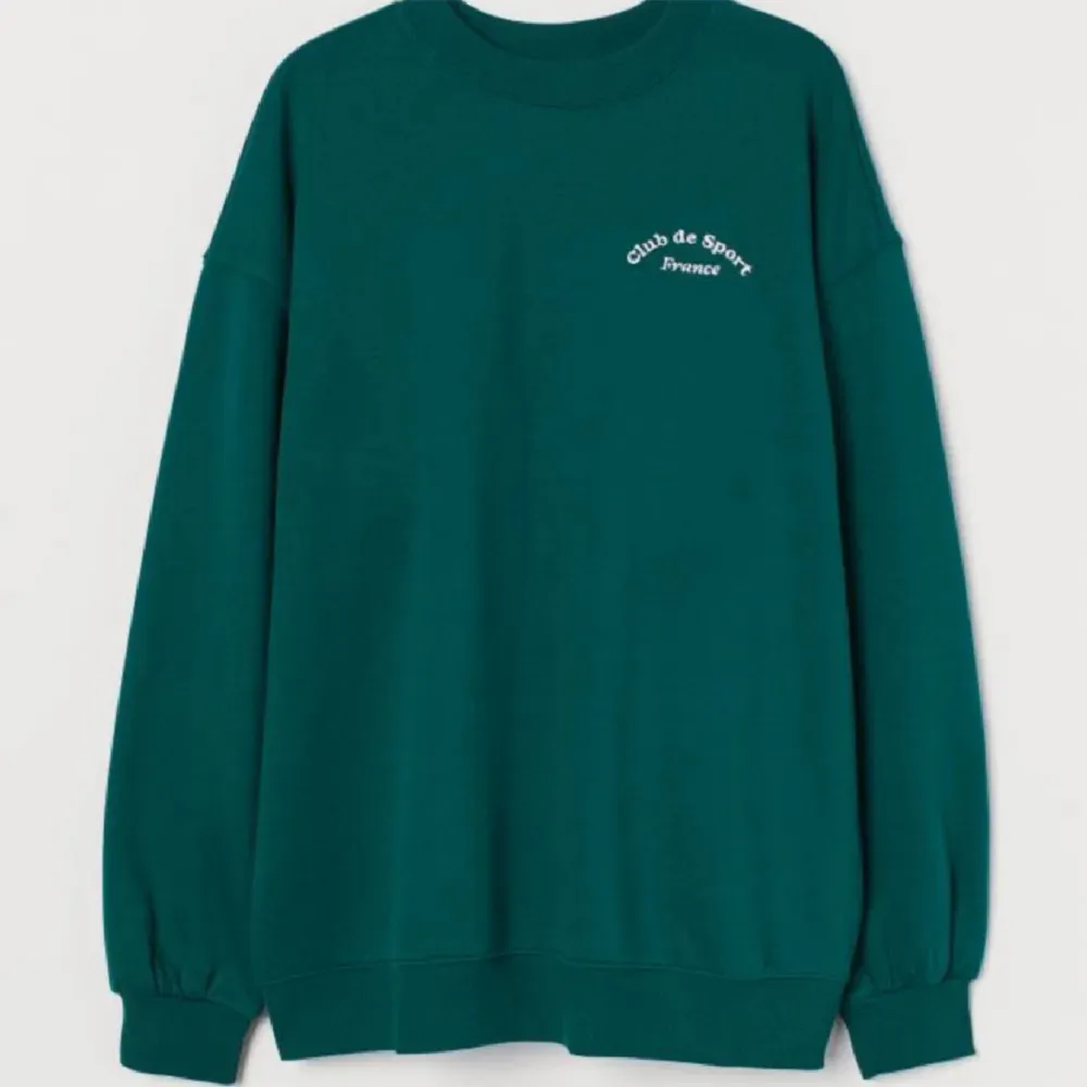 Grön sweatshirt från hm i strl xs men passar oxå s skulle jag säga jättegosig. Hupparit & Collegepaidat.