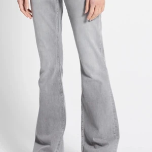 Low Waits bootcut jeans - Säljer nu dessa snugga jeans från lager 157! Då jag inte använder de. De sitter jätte snyggt på och passar till allt. Nypris 400 söker för 250kr